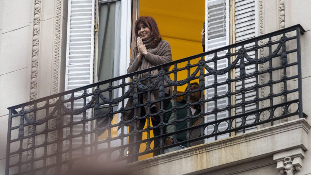 NOTICIAS ARGENTINAS BAIRES - Cristina en su Balcón San José 1111