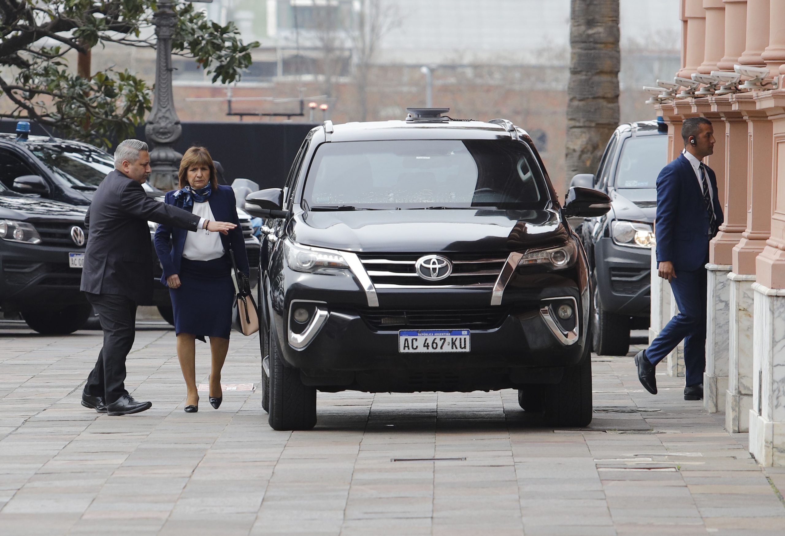 Foto: NA Patricia Bullrich bajando del auto para la reunión de gabinete de esta mañana en Casa Rosada