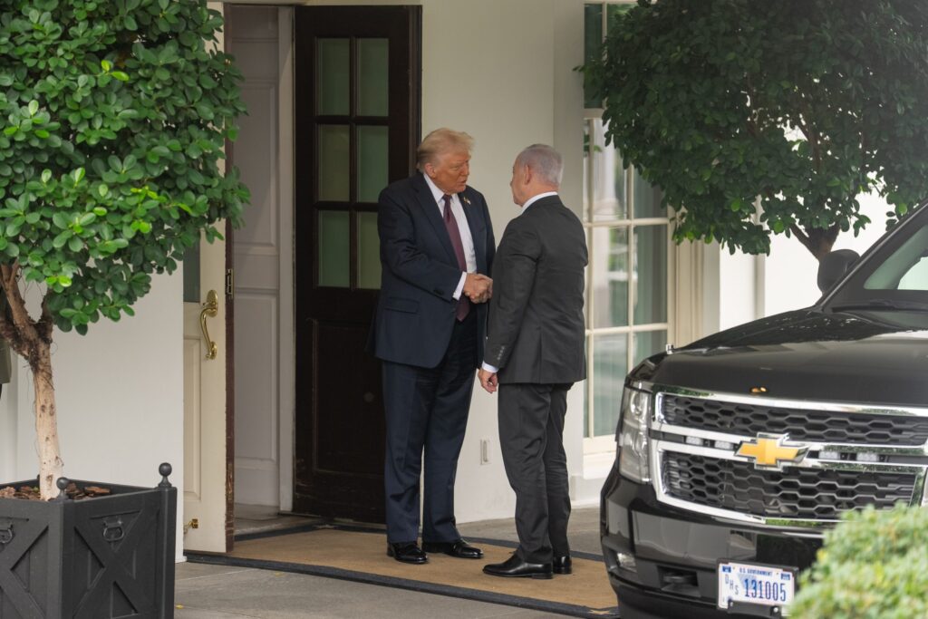 WASHINGTON, 29 septiembre, 2025 (Xinhua) -- El presidente estadounidense, Donald Trump (i), recibe al primer ministro israelí, Benjamin Netanyahu, en la Casa Blanca, en Washington D. C., Estados Unidos, el 29 de septiembre de 2025. (Xinhua/Hu Yousong) (rtg) (ah) (ce) Autor: (Xinhua/Hu Yousong)