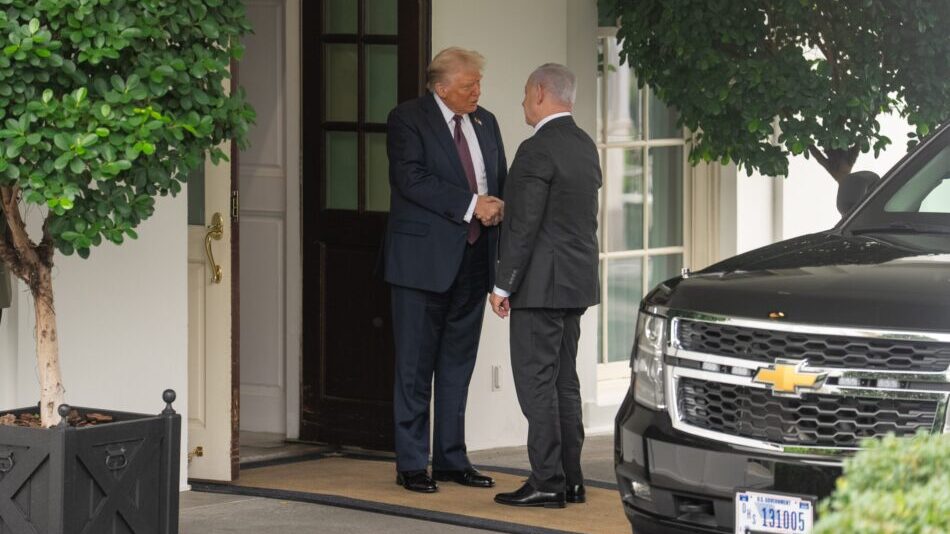 WASHINGTON, 29 septiembre, 2025 (Xinhua) -- El presidente estadounidense, Donald Trump (i), recibe al primer ministro israelí, Benjamin Netanyahu, en la Casa Blanca, en Washington D. C., Estados Unidos, el 29 de septiembre de 2025. (Xinhua/Hu Yousong) (rtg) (ah) (ce) Autor: (Xinhua/Hu Yousong)