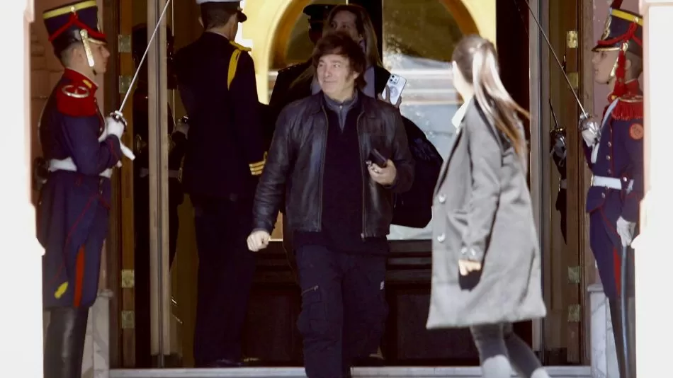 Milei saliendo de la casa rosada