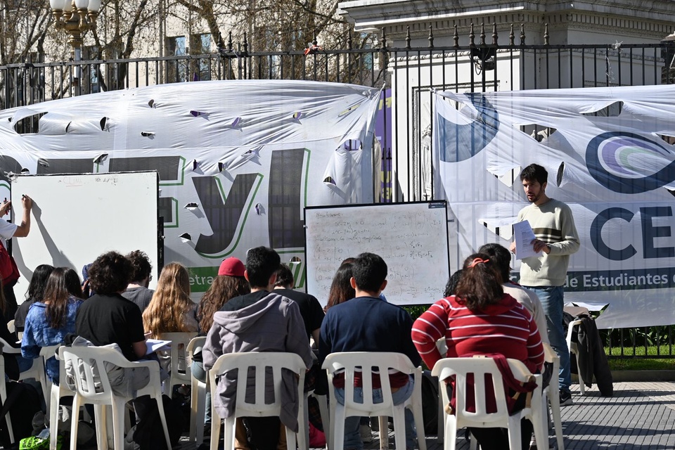 Estudiantes en clase pública en Plaza de Mayo