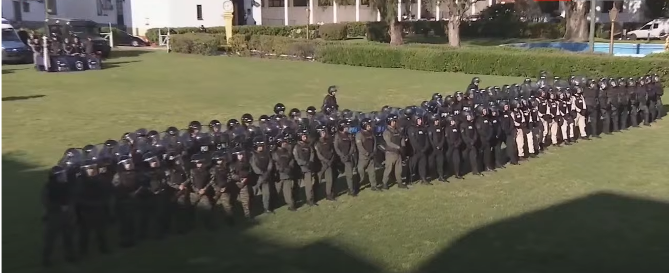 Ayer la PFA practicaron movimientos antidisturbios y recibieron nuevos trajes y elementos represivos