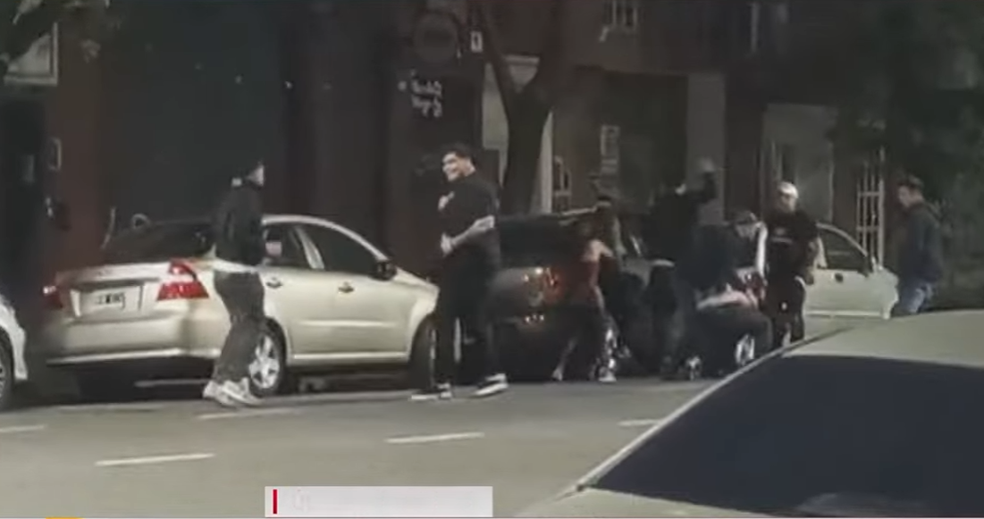 Ayer por la madrugada se generó una batalla a la salida de un boliche de Av. Niceto que resulto con dos heridos de arma blanca en el Hospital Fernández