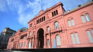Suspenden acreditaciones de prensa por presunta injerencia extranjera.