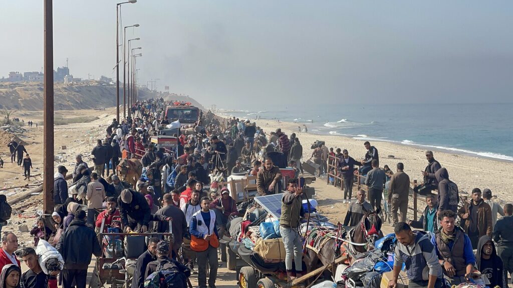 Con la nueva orden de evacuación del Ejército de Israel, habitantes de Ciudad de Gaza se desplazan con sus pertenencias hacia el sur