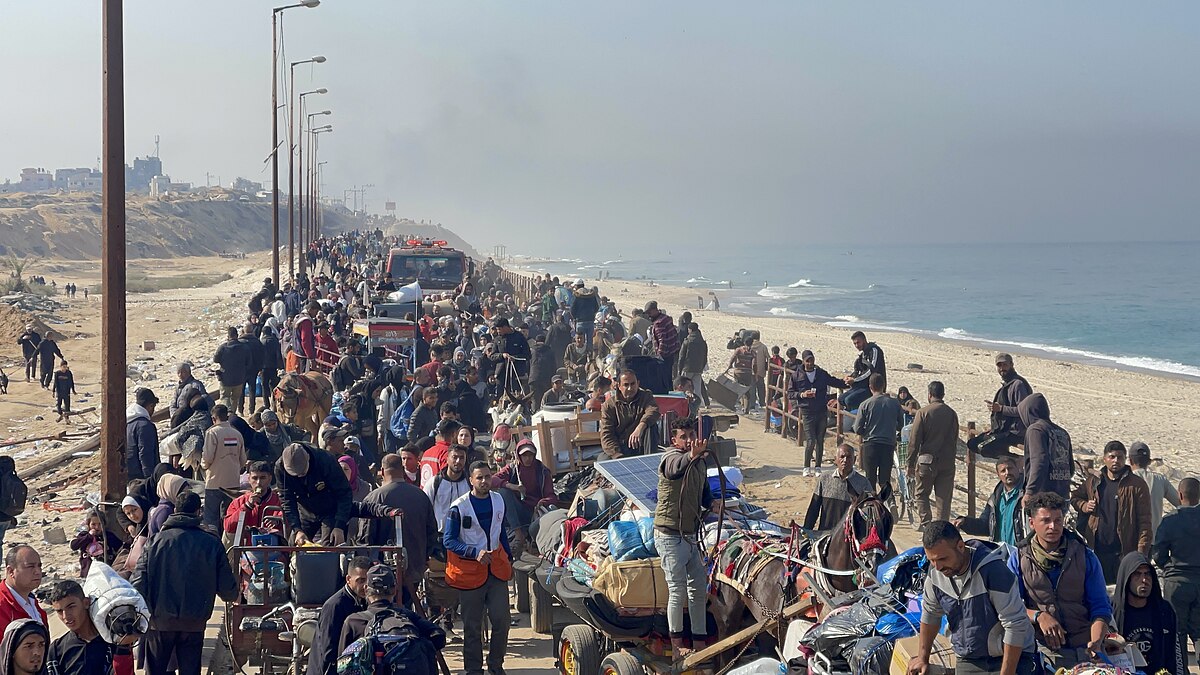 Con la nueva orden de evacuación del Ejército de Israel, habitantes de Ciudad de Gaza se desplazan con sus pertenencias hacia el sur