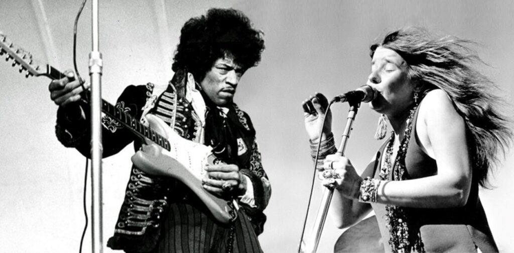 El guitarrista Jimi Hendrix (27/11/1942-18/9/1970) y la vocalista Janis Joplin (19/1/1943-4/10/1970) fallecieron debido a una sobredosis accidental. A pesar de atravesar etapas difíciles y del intento por dejar las drogas, ambos murieron a los 27 años.