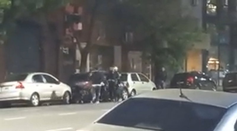 ubicado en avenida Niceto Vega al 5.600. Los lesionados, de 18 y 26 años