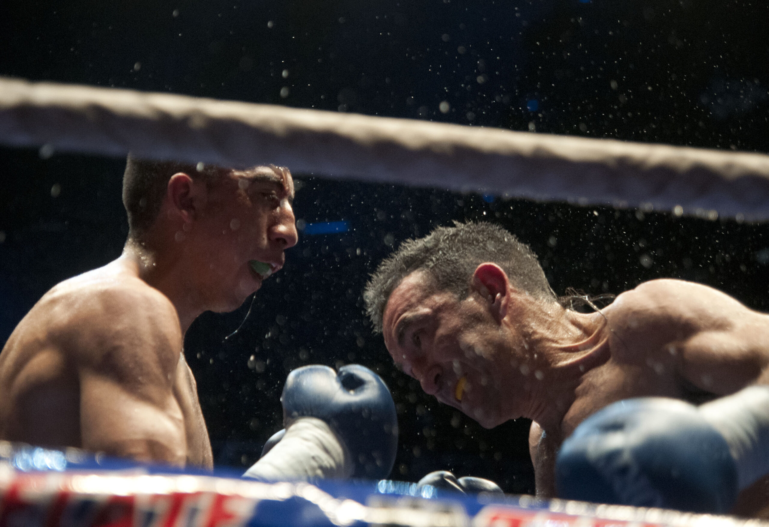 NOTICIAS ARGENTINAS BAIRES, MAYO 26: El chubutense Omar Narváez defendió con éxito por séptima vez su título superligero de la Organización Mundial de Boxeo (OMB) al derrotar al mexicano Felipe "Gallito" Orucuta por puntos en decisión dividida, en el mítico Luna Park. FOTO NA: MARIANO SANCHEZ