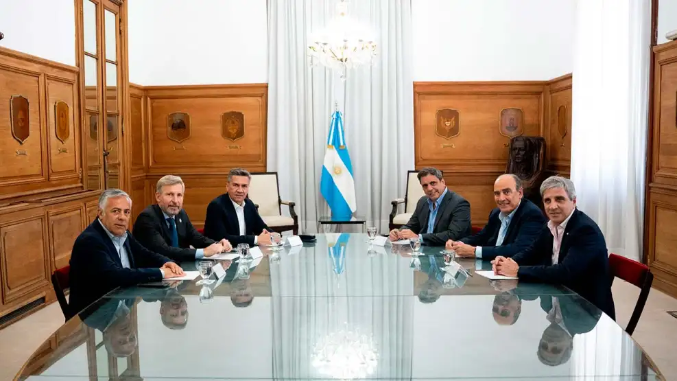Guillermo Francos, los ministros Lisandro Catalán (Interior) y Luis Caputo (Economía), junto a los gobernadores Alfredo Cornejo de Mendoza, Rogelio Frigerio de Entre Ríos y Leandro Zdero de Chaco. | Ministerio del Interior