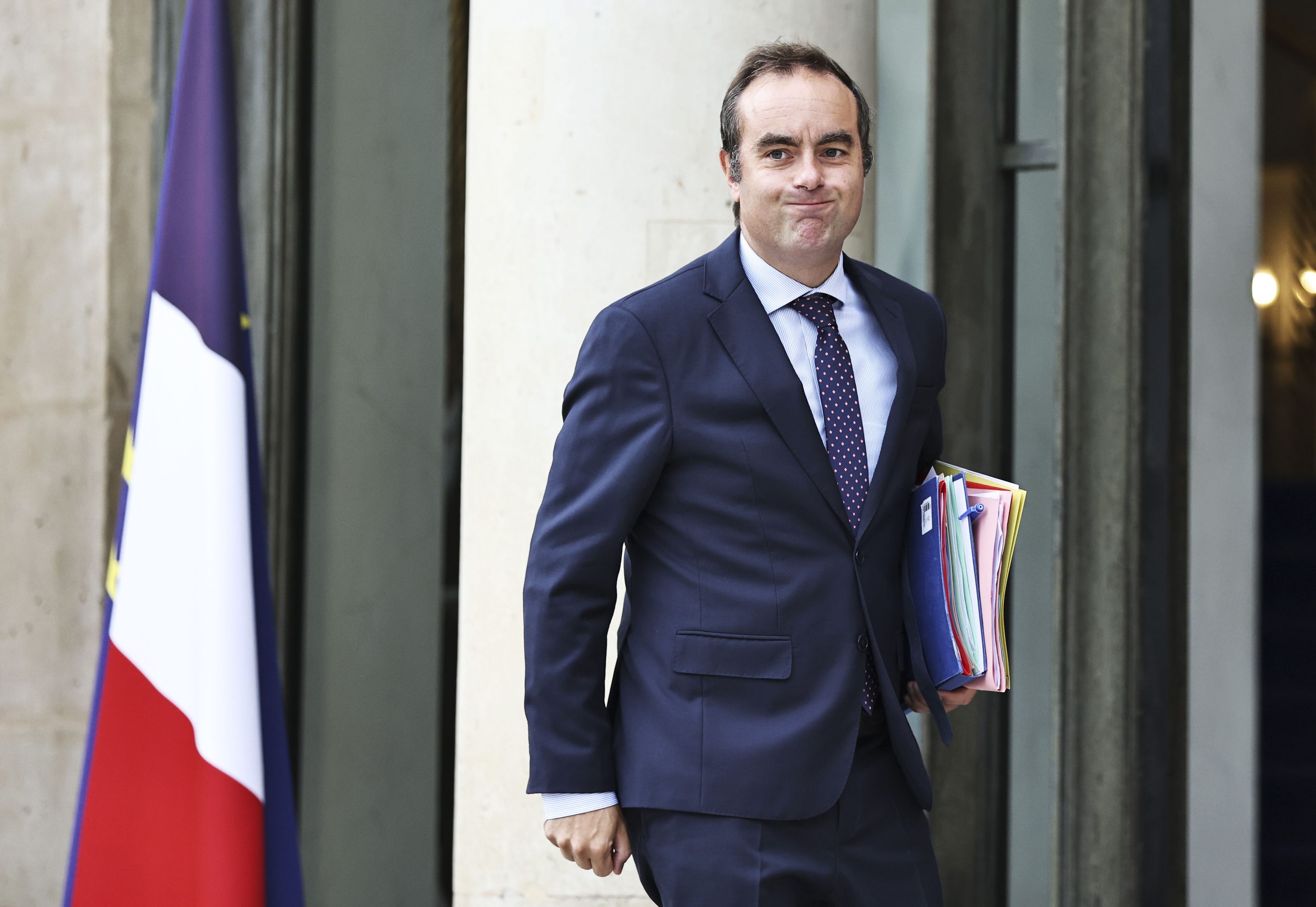 Sébastien Lecornu anunció públicamente su decisión de renunciar como primer ministro de Francia, tras apenas 27 días en el cargo.