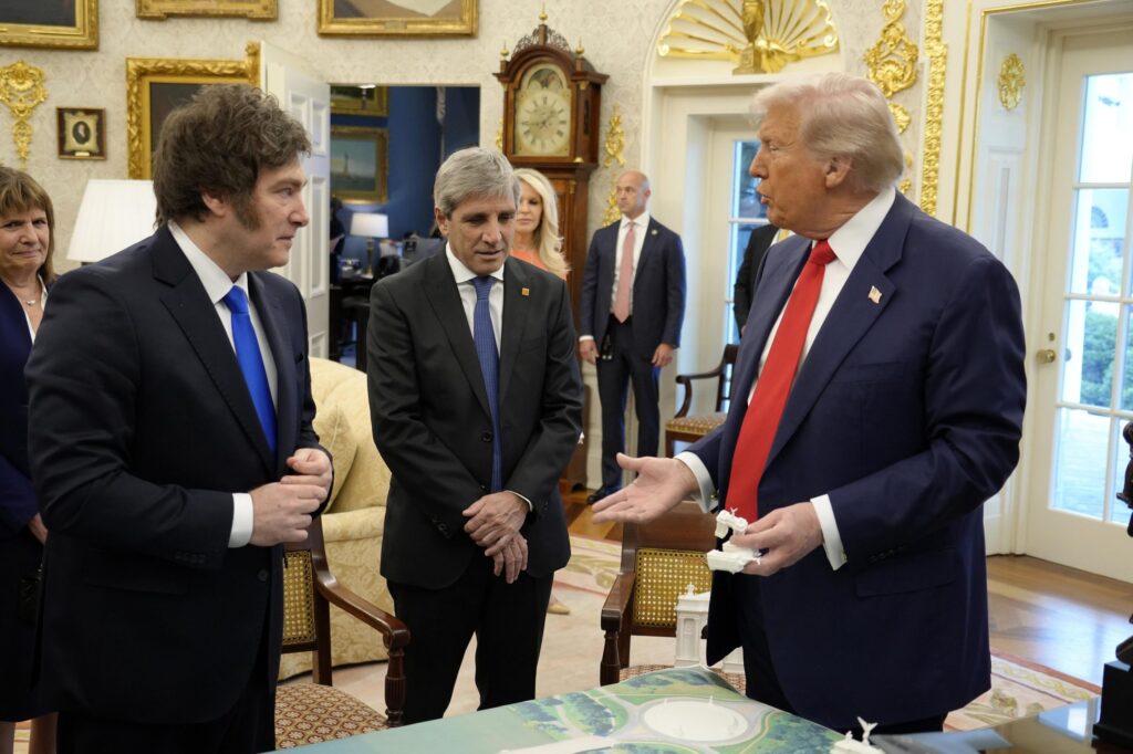 Milei y Caputo durante su encuentro con Trump en el Salón Oval, (Casa Blanca, Washington)