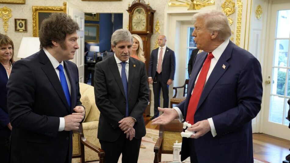 Milei y Caputo durante su encuentro con Trump en el Salón Oval, (Casa Blanca, Washington)