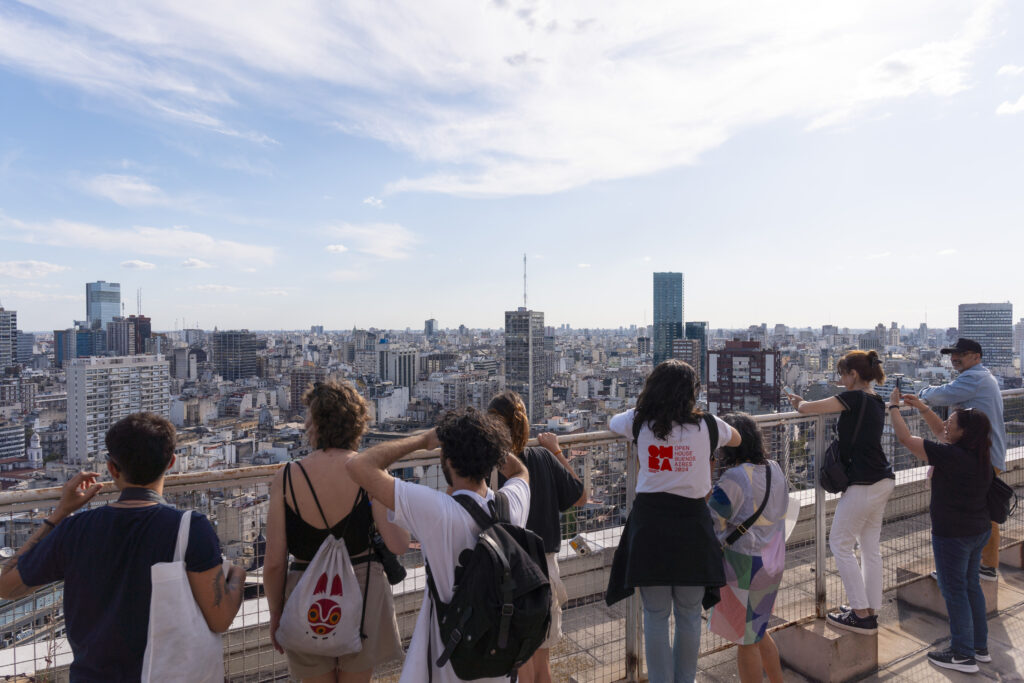 El sábado 11 y domingo 12 de octubre se llevará a cabo Open House Buenos Aires, el evento de arquitectura y urbanismo más reconocido a nivel mundial. Contará con más de 130 espacios destacados de la ciudad con acceso gratuito, en su mayoría sin inscripción previa, como la cúpula del Edificio de Renta Bencich, la Biblioteca Nacional, el Edificio Comega, y espacios usualmente no accesibles al público, como la Planta de Reciclaje de la Ciudad de Buenos Aires o el Ministerio de Desarrollo Humano y Hábitat (Ex Elefante Blanco). Open House Buenos Aires transcurre durante un fin de semana en el que cientos de espacios de gran valor arquitectónico, patrimonial y cultural, habitualmente cerrados al público, abren sus puertas generosamente para ser recorridos por todas aquellas personas interesadas. Es una oportunidad para redescubrir no sólo nuestra ciudad y su arquitectura, sino también su gente, sus historias y anécdotas escondidas detrás de sus muros. En la edición 2025, durante el fin de semana del festival, la gran mayoría de los espacios participantes estarán abiertos en dos turnos posibles de 10 a 14 hs y de 15 a 19 hs. Para conocer los turnos de visita y direcciones pueden acceder a www.openhousebsas.org, allí encontrarán un mapa y un catálogo con las descripciones. Algunos de los edificios destacados este año serán: Banco Ciudad Casa Matriz, Campus Di Tella, Casal de Catalunya, Cementerio de Chacarita - sexto panteón, Edificio IBM, Club Ferro Carril Oeste (Museo del club, Platea, Estadio Arq. Etcheverri y su Sede Social), Facultad de Ingeniería de la Universidad de Buenos Aires, Jardín Botánico, MARQ - Museo de Arquitectura, los edificios Aer Pasaje y Aer Habita de Cubero Rubio, y el Nuevo Edificio Corporativo Santander, entre otros. Los edificios que requieren inscripción previa son: Zanjón de Granados, Torre Mirafiori, Planetario Galileo Galilei, Palacio Barolo, Galería y Mirador Güemes, Fundación Cassará, Edificio Kavanagh, Edificio Corporativo Banco Macro, Ecoparque, Cúpula del Edificio La Inmobiliaria, La Casa de la Ciudad (sede GCBA), Casa Alberto Heredia: residencia para artistas, Teatro Colón Fábrica, Barrio Parque Los Andes y Banco Hipotecario (ex Banco de Londres). La misma será online y se habilitará el viernes 3 de octubre a las 10h a través de la plataforma Eventbrite (más información en la web de Open House). Es imprescindible presentar DNI al concurrir a la visita, sea un espacio con inscripción previa o no.