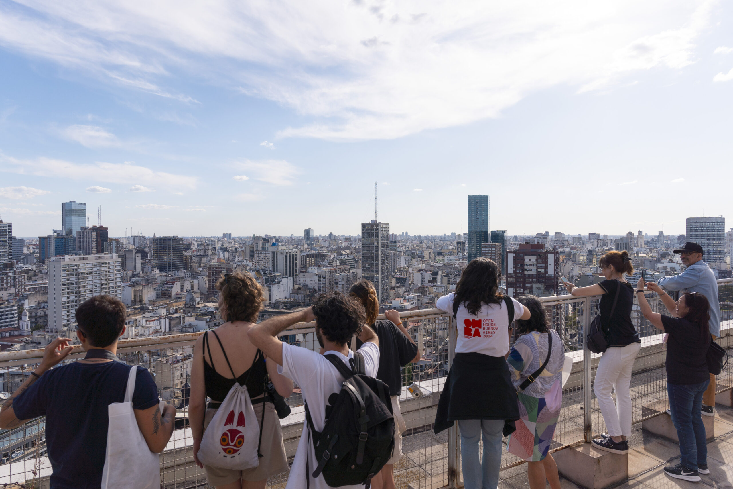 El sábado 11 y domingo 12 de octubre se llevará a cabo Open House Buenos Aires, el evento de arquitectura y urbanismo más reconocido a nivel mundial. Contará con más de 130 espacios destacados de la ciudad con acceso gratuito, en su mayoría sin inscripción previa, como la cúpula del Edificio de Renta Bencich, la Biblioteca Nacional, el Edificio Comega, y espacios usualmente no accesibles al público, como la Planta de Reciclaje de la Ciudad de Buenos Aires o el Ministerio de Desarrollo Humano y Hábitat (Ex Elefante Blanco). Open House Buenos Aires transcurre durante un fin de semana en el que cientos de espacios de gran valor arquitectónico, patrimonial y cultural, habitualmente cerrados al público, abren sus puertas generosamente para ser recorridos por todas aquellas personas interesadas. Es una oportunidad para redescubrir no sólo nuestra ciudad y su arquitectura, sino también su gente, sus historias y anécdotas escondidas detrás de sus muros. En la edición 2025, durante el fin de semana del festival, la gran mayoría de los espacios participantes estarán abiertos en dos turnos posibles de 10 a 14 hs y de 15 a 19 hs. Para conocer los turnos de visita y direcciones pueden acceder a www.openhousebsas.org, allí encontrarán un mapa y un catálogo con las descripciones. Algunos de los edificios destacados este año serán: Banco Ciudad Casa Matriz, Campus Di Tella, Casal de Catalunya, Cementerio de Chacarita - sexto panteón, Edificio IBM, Club Ferro Carril Oeste (Museo del club, Platea, Estadio Arq. Etcheverri y su Sede Social), Facultad de Ingeniería de la Universidad de Buenos Aires, Jardín Botánico, MARQ - Museo de Arquitectura, los edificios Aer Pasaje y Aer Habita de Cubero Rubio, y el Nuevo Edificio Corporativo Santander, entre otros. Los edificios que requieren inscripción previa son: Zanjón de Granados, Torre Mirafiori, Planetario Galileo Galilei, Palacio Barolo, Galería y Mirador Güemes, Fundación Cassará, Edificio Kavanagh, Edificio Corporativo Banco Macro, Ecoparque, Cúpula del Edificio La Inmobiliaria, La Casa de la Ciudad (sede GCBA), Casa Alberto Heredia: residencia para artistas, Teatro Colón Fábrica, Barrio Parque Los Andes y Banco Hipotecario (ex Banco de Londres). La misma será online y se habilitará el viernes 3 de octubre a las 10h a través de la plataforma Eventbrite (más información en la web de Open House). Es imprescindible presentar DNI al concurrir a la visita, sea un espacio con inscripción previa o no.