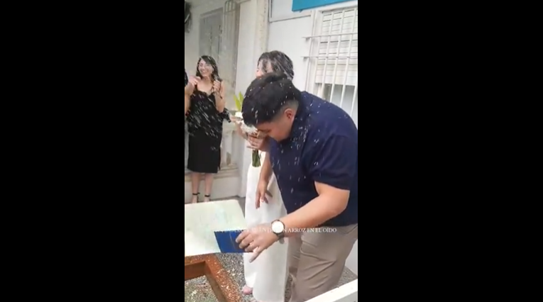 Un granito de arroz le entro en el oído y el novio terminó en la guardia