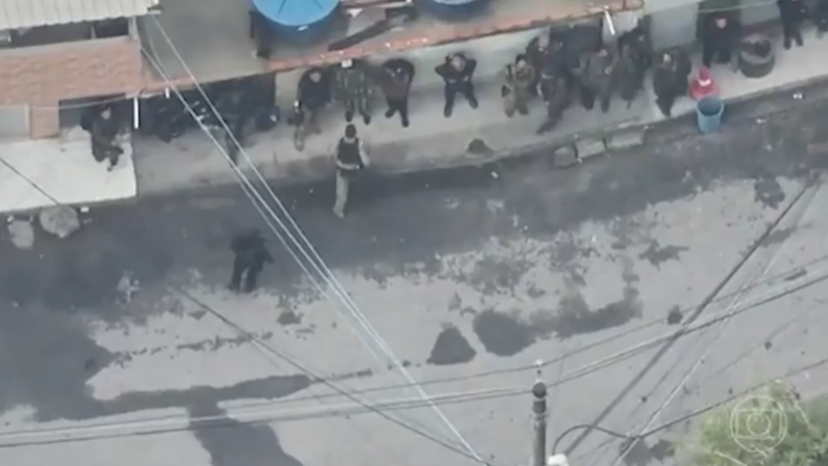 Las imágenes, tomadas alrededor de las 6 de la mañana al inicio del operativo, muestran a 23 hombres armados