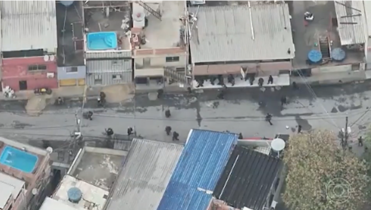 Hombres armados preparándose antes del inicio del operativo policial