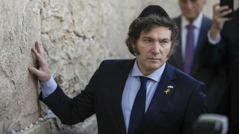 Javier Milei en el muro de los lamentos