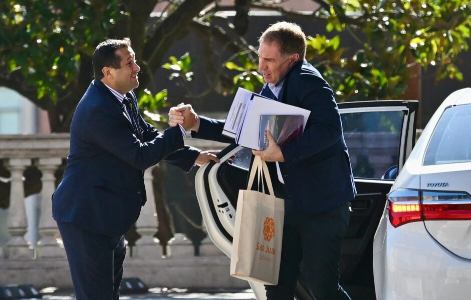 Epígrafe: NOTICIAS ARGENTINAS BAIRES, ENERO 16: El ministro del interior, Diego César Santilli, ingresa esta mañana por la explanada de Casa de Gobierno, en donde se realizara la reunion de la mesa politica y se tratara principalmente la reforma laboral. FOTO: JUAN FOGLIA