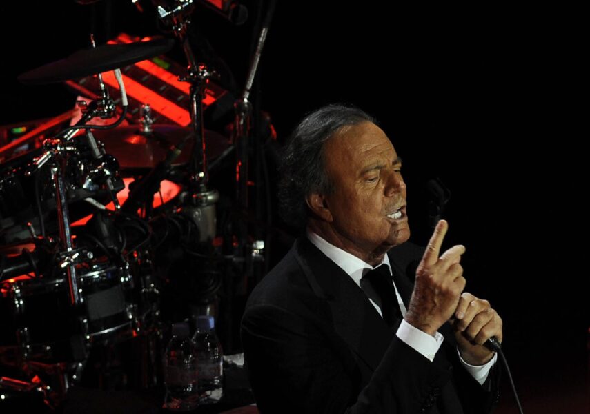 Julio Iglesias, Show Argentina . AFP PHOTO / CRISTINA QUICLER
