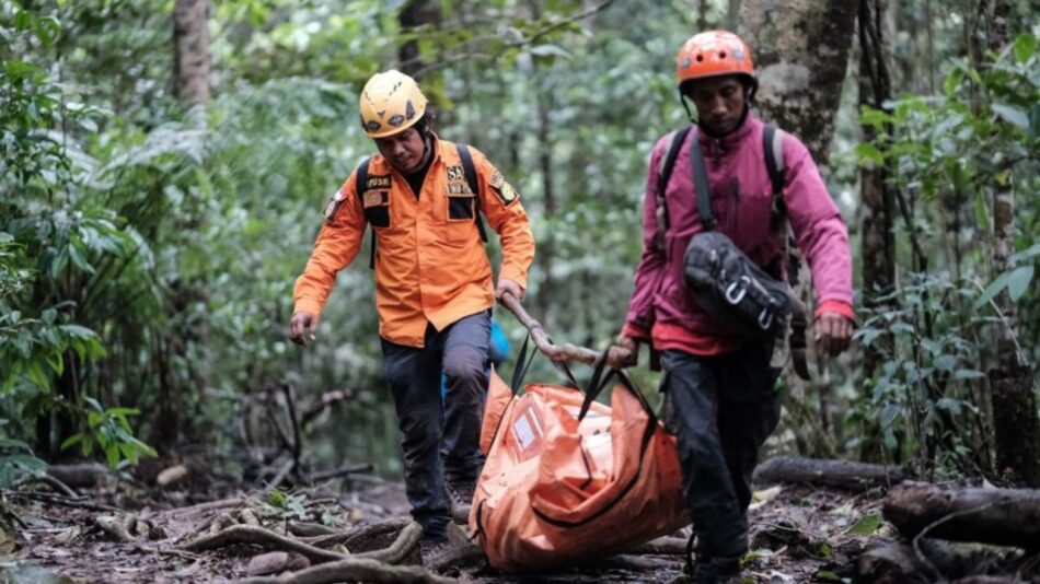 Brigadistas trabajan en Indonesia después del alud