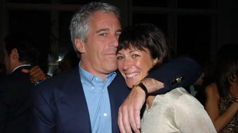 Jeffrey Epstein y su expareja y colaboradora, Ghislaine Maxwell, condenada en 2022 a 20 años de prisión por tráfico sexual de menores