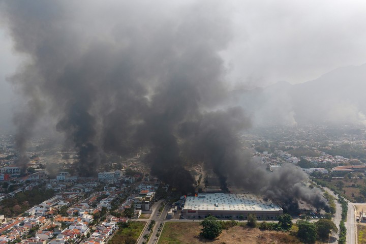 Fotografía aérea donde se ven columnas de humo este domingo, en Puerto Vallarta, México. Foto EFE