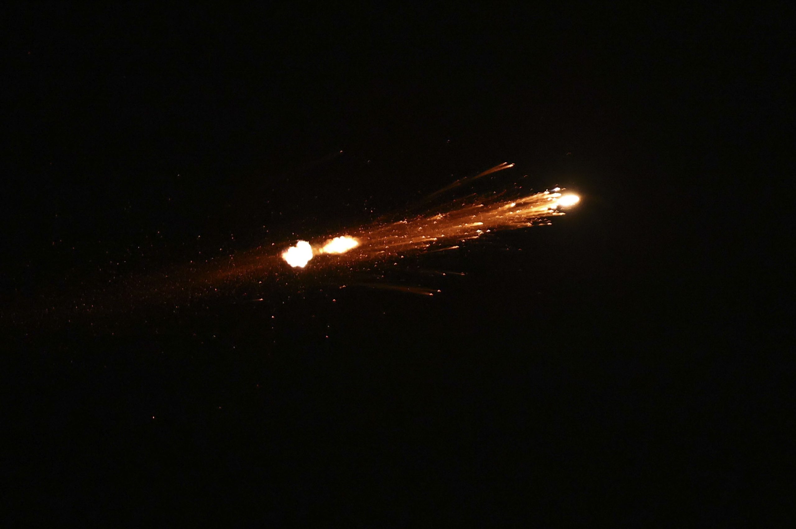 TEL AVIV, 8 marzo, 2026 (Xinhua) -- Imagen del 7 de marzo de 2026 de restos cayendo después de que un misil fue golpeado por misiles interceptores lanzados por los sistemas de defensa aérea israelíes sobre Tel Aviv, Israel. (Xinhua/Jamal Awad) (rtg) (ah) Autor: XINHUA