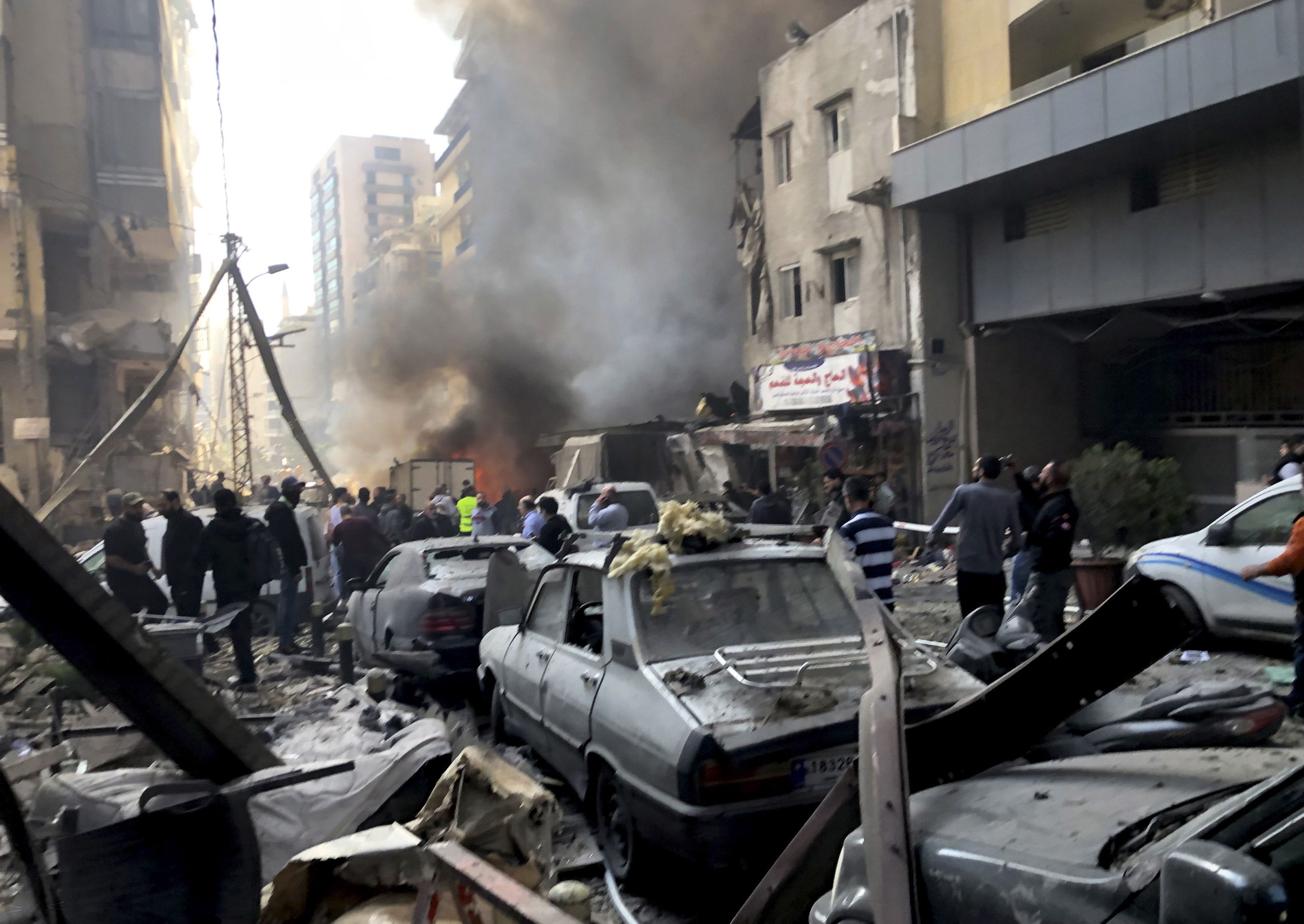 BEIRUT, 8 abril, 2026 (Xinhua) -- Imagen tomada con un teléfono móvil de vehículos y edificios dañados tras los ataques aéreos israelíes, en Beirut, Líbano, el 8 de abril de 2026. Aviones de combate israelíes lanzaron una serie de ataques aéreos en todo Líbano el miércoles e impactaron múltiples regiones, incluidos barrios densamente poblados en la capital, Beirut, de acuerdo con informes preliminares. (Xinhua/Bilal Jawich) (ah) (ra) (ce) Autor: