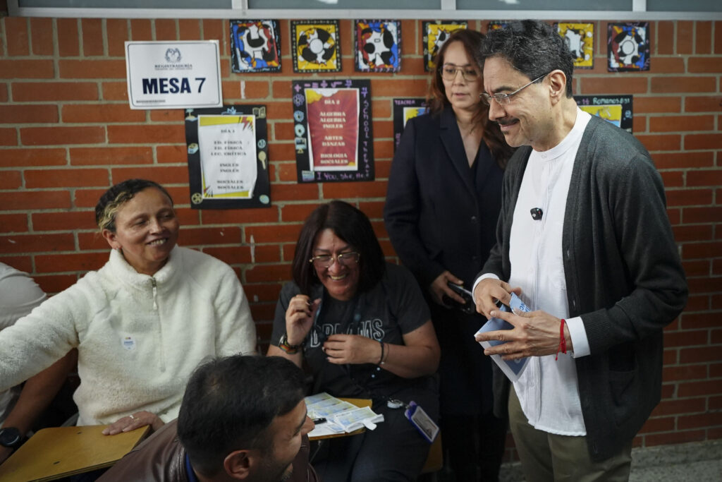 El candidato a la Presidencia colombiana por el partido Pacto Histórico, Iván Cepeda Castro (d), se prepara para emitir su voto durante la jornada electoral en un centro de votación, en el sur de la ciudad de Bogotá, capital de Colombia, el 31 de mayo de 2026
