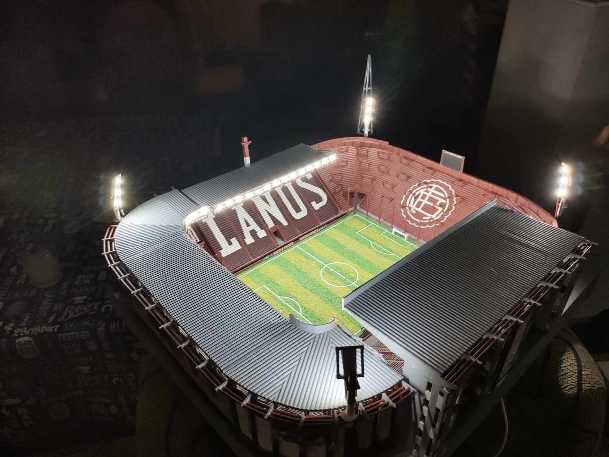 Maqueta del estadio de Lanús hecho con escarbadientes