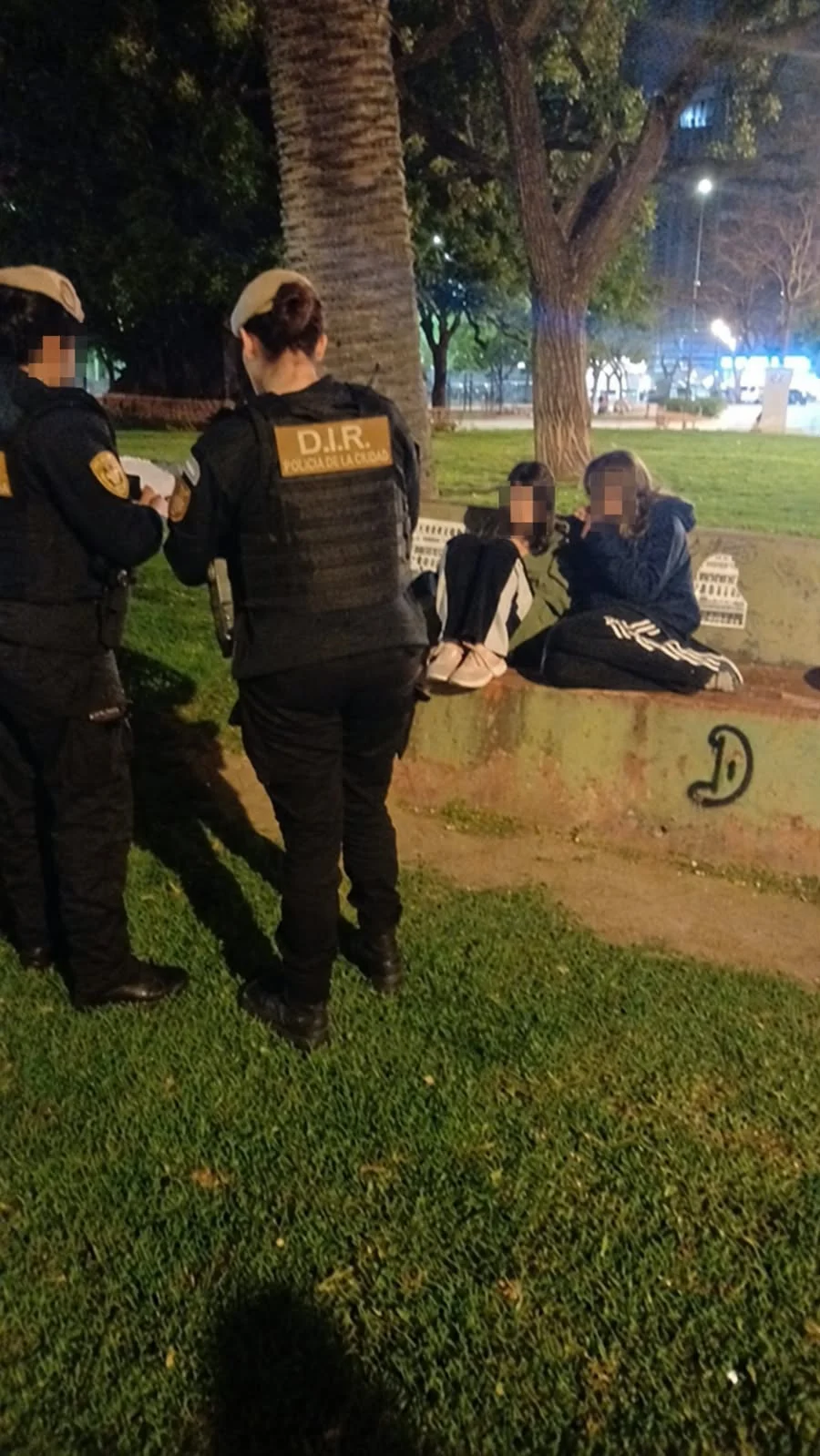 La policia porteña logró dar con ellas que, esta madrugada, estaban en una plaza cerca de la Facultad de Medicina.