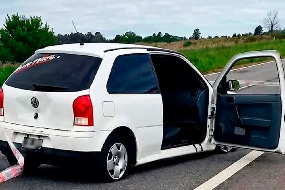 El Volkswagen Gol color blanco donde viajaban las víctimas.