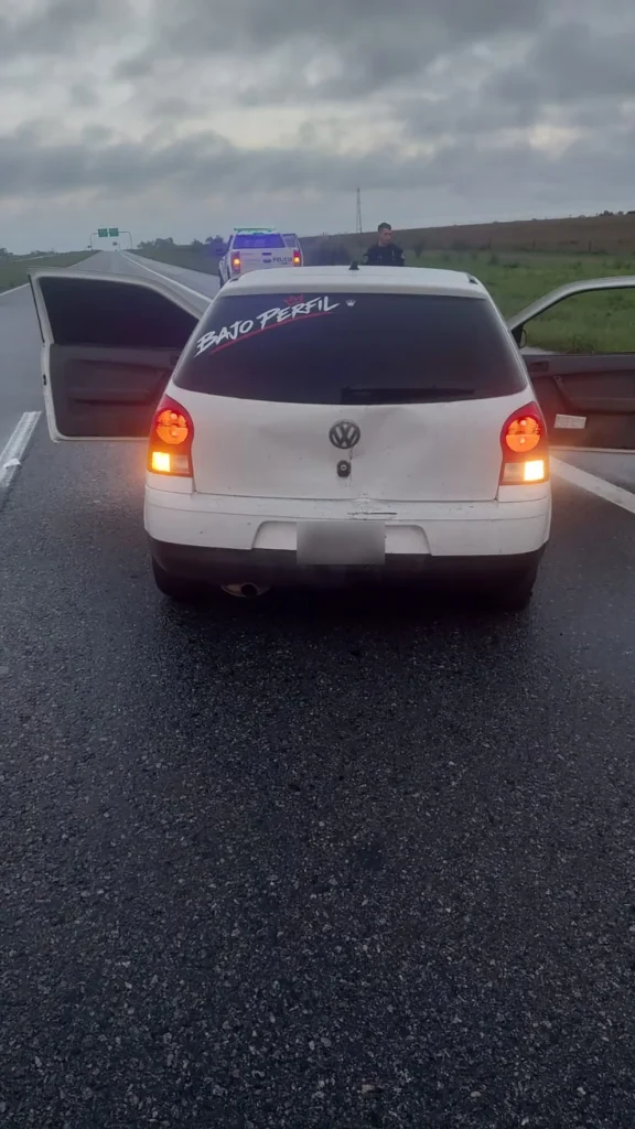 Parte trasera del vehículo que fue intercepado por la policía y en cuyo interior estaban las dos chicas heridas de bala.