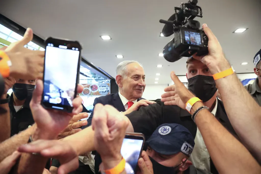 El actual mandatario yendo a elegir hoy antes del mediodía israelí