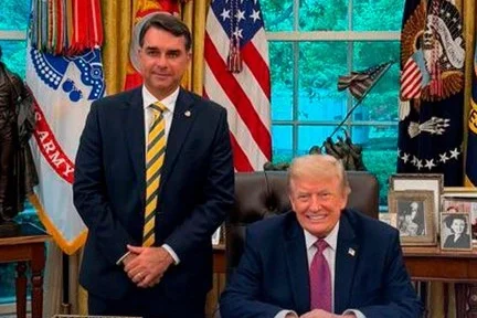 Flavio Bolsonaro con Donald Trump